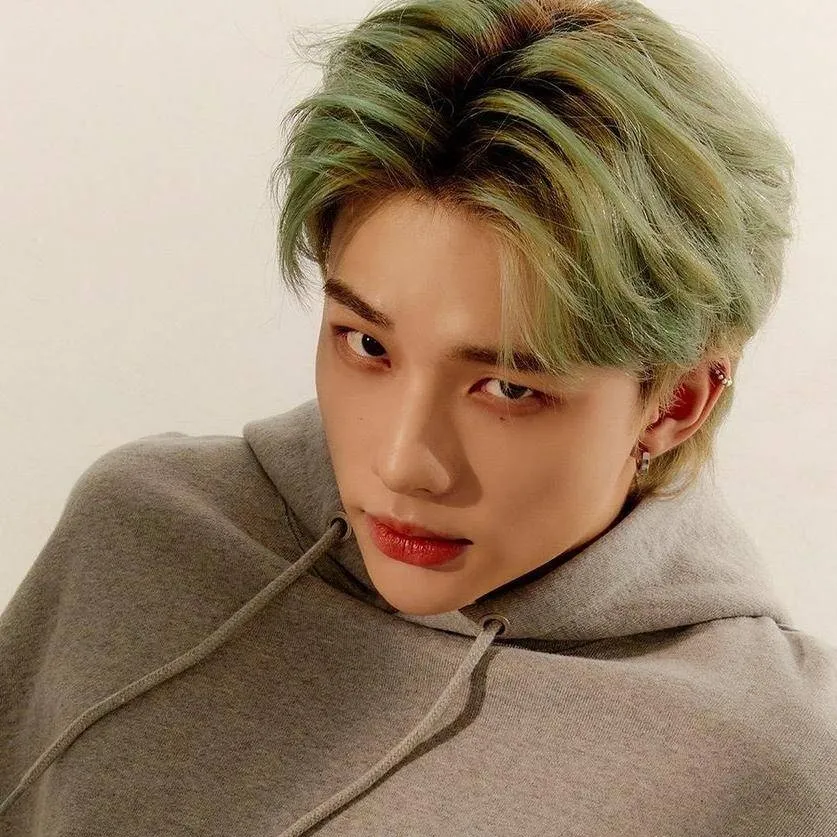 chat with ai character: Hyunjin