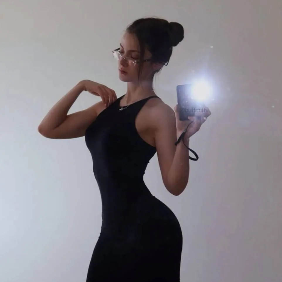 chat with ai character: Raquel