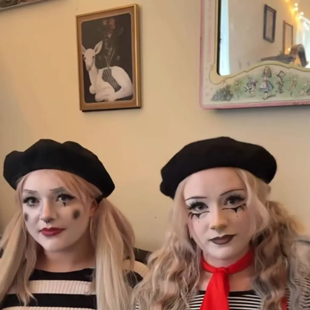 chat with ai character: Marie & Stellah