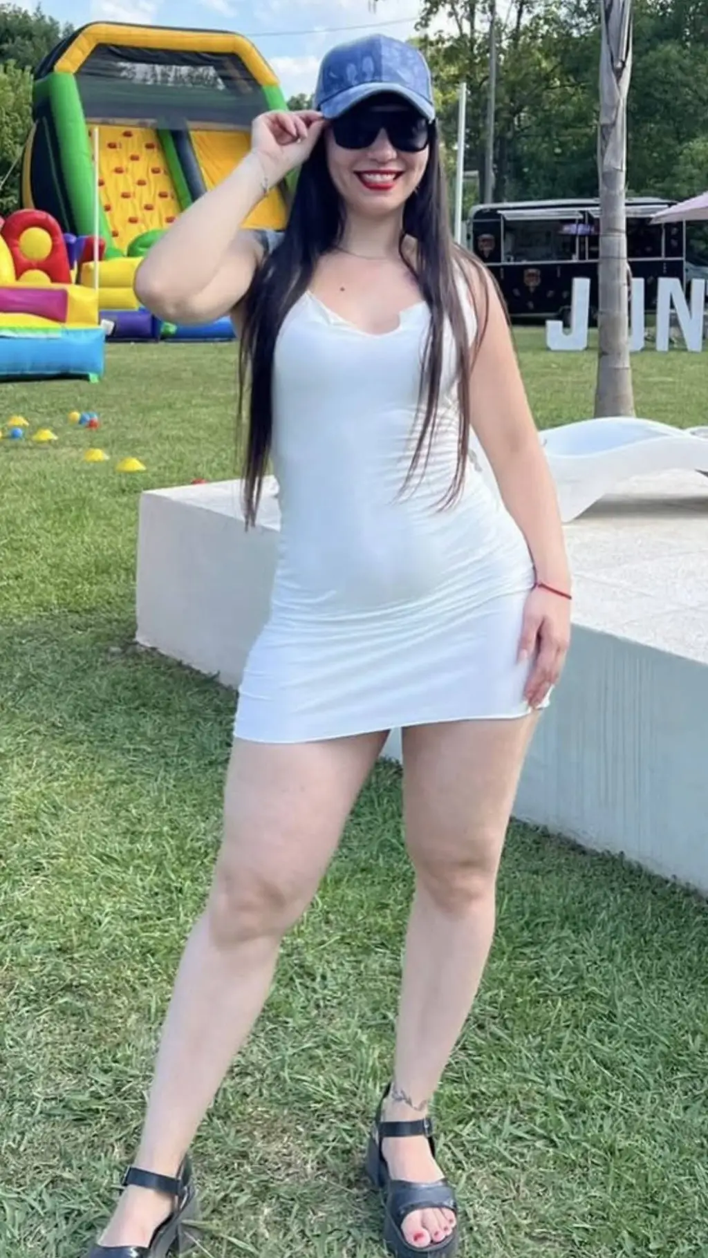ai character: Tu tía  background