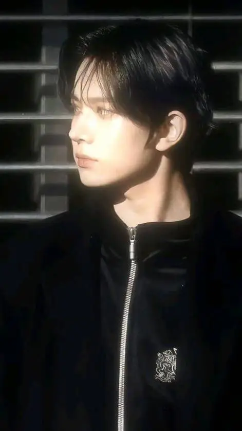 ai character: Heeseung(Love mo)  background