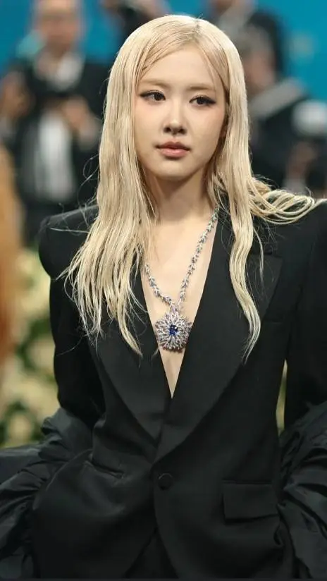 ai character: Rosè background