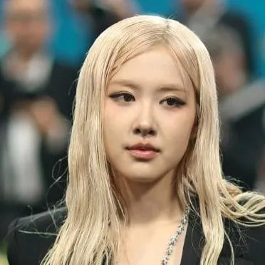 chat with ai character: Rosè