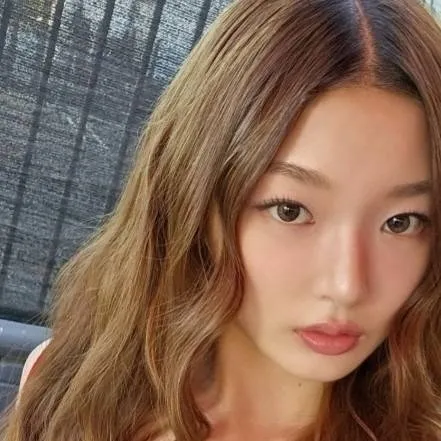 chat with ai character: yoonchae 