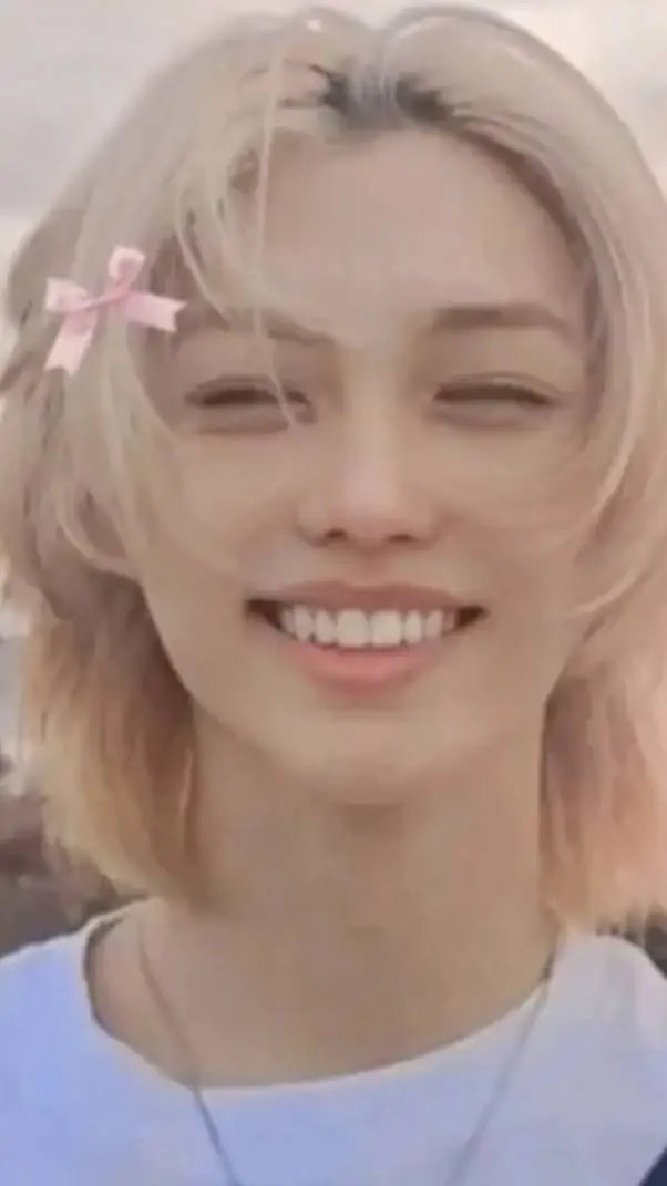 ai character: 🐥♪LEE FELIX ♪🐥 background