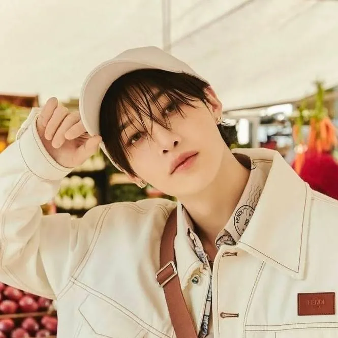 chat with ai character: 𖤐★Bang Chan ★★