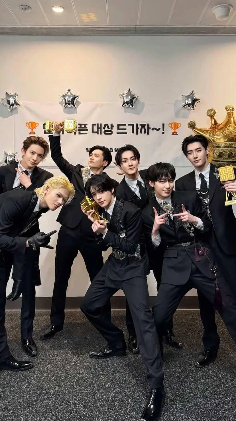 ai character: ♡♥︎❦ENHYPEN❦♥︎♡ background