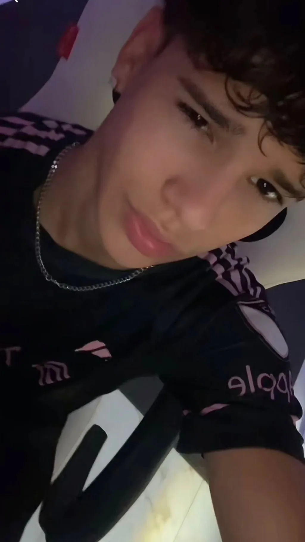 ai character: 🤍~>Tedd<~ background