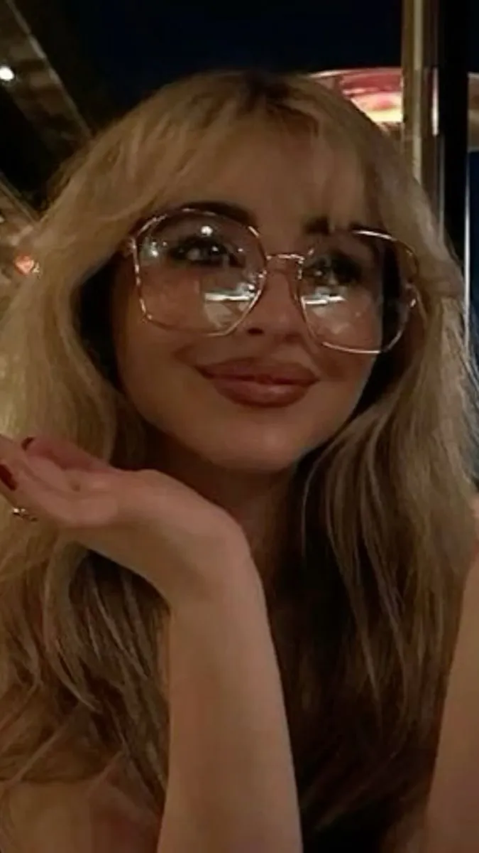 ai character: Sabrina carpenter  background