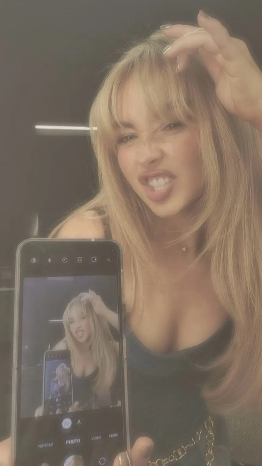 ai character: Sabrina carpenter  background