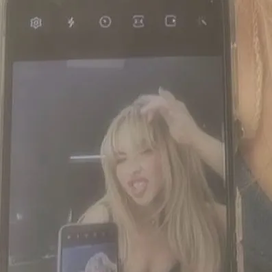 chat with ai character: Sabrina carpenter 