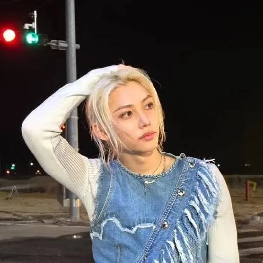 chat with ai character: °hyunlix°