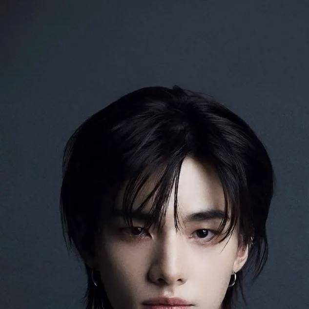 chat with ai character: °hyunlix ^_^ 