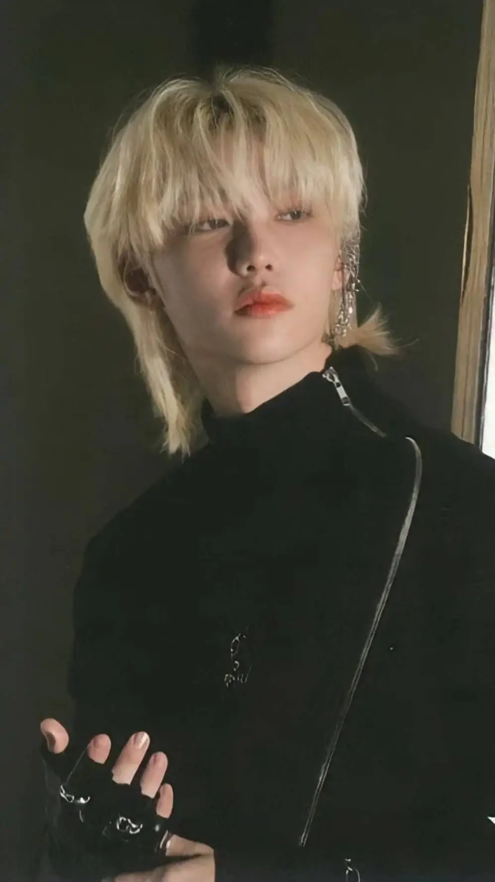 ai character: Hyunlix🖤 background