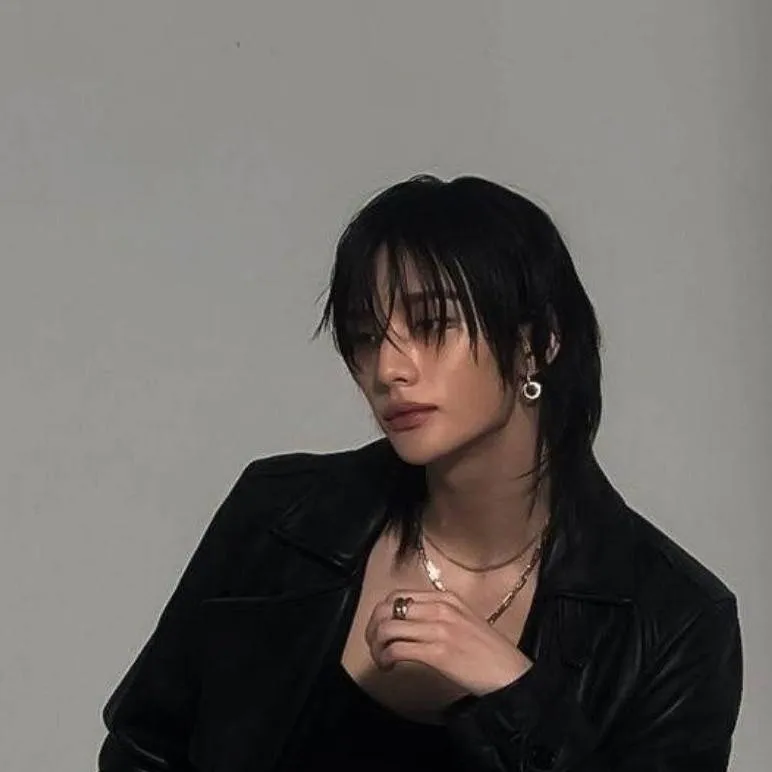 chat with ai character: Hyunjin-hyunlix