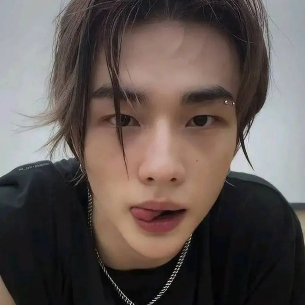 chat with ai character: Hyunjin-Hyunlix