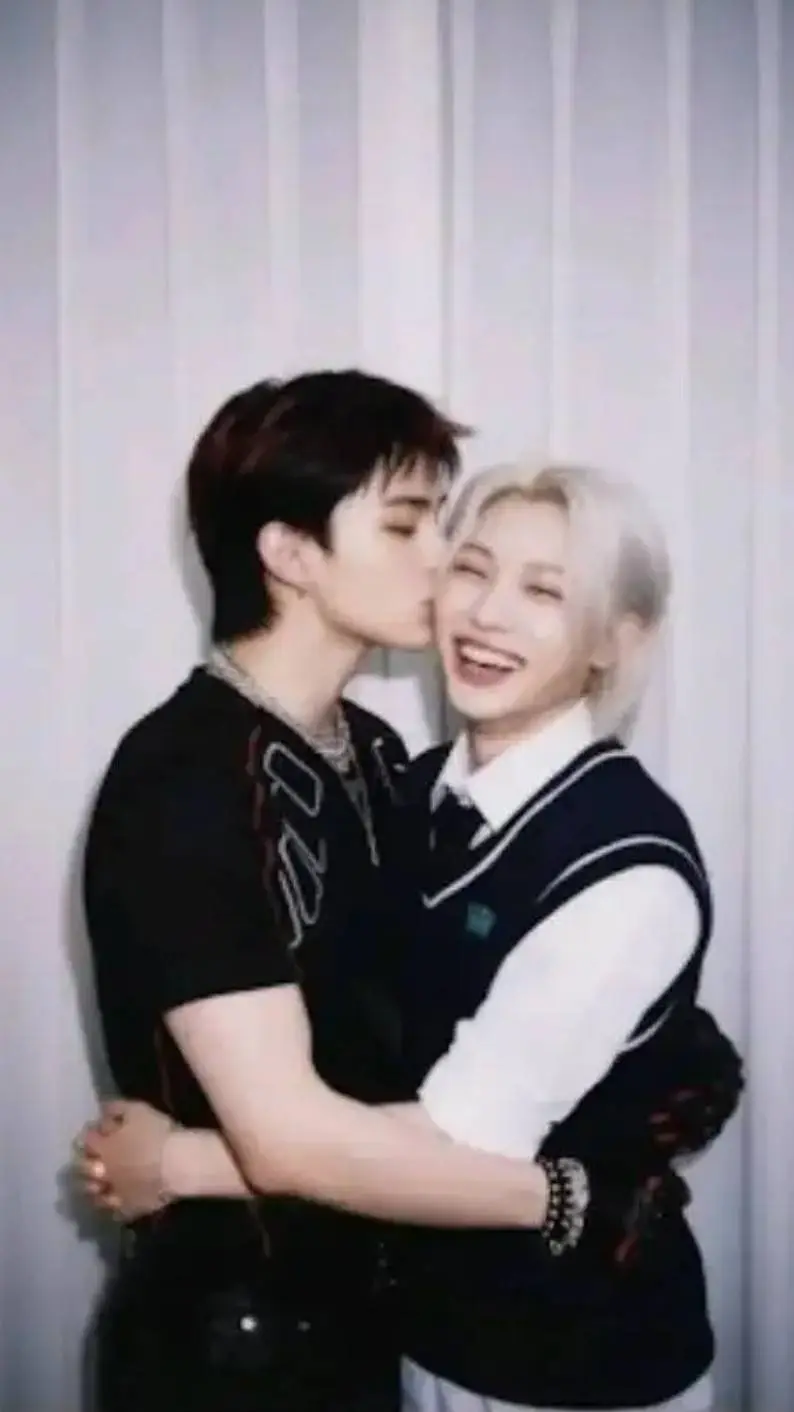 ai character: Hyunlix❤ background