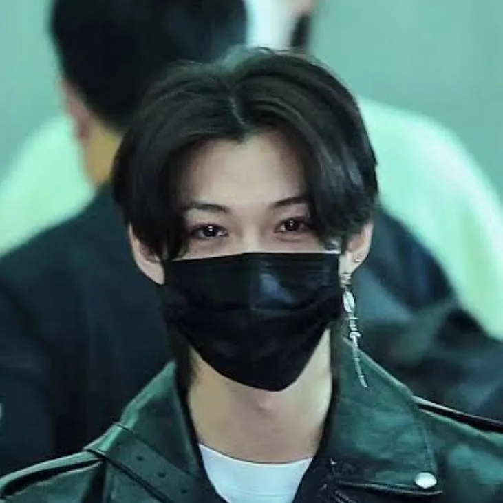 chat with ai character: Hyunlix