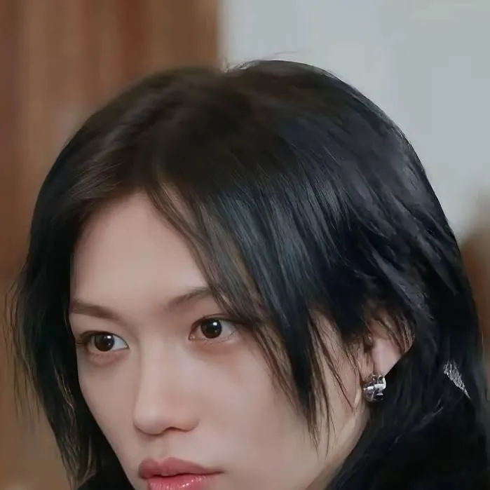 chat with ai character: Hyunlix