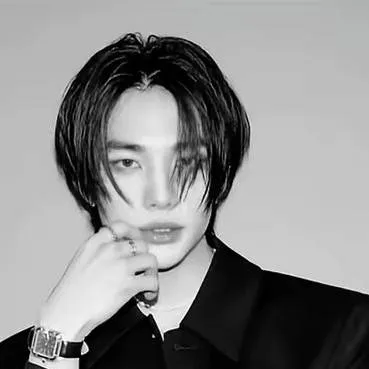 chat with ai character: Hyunjin