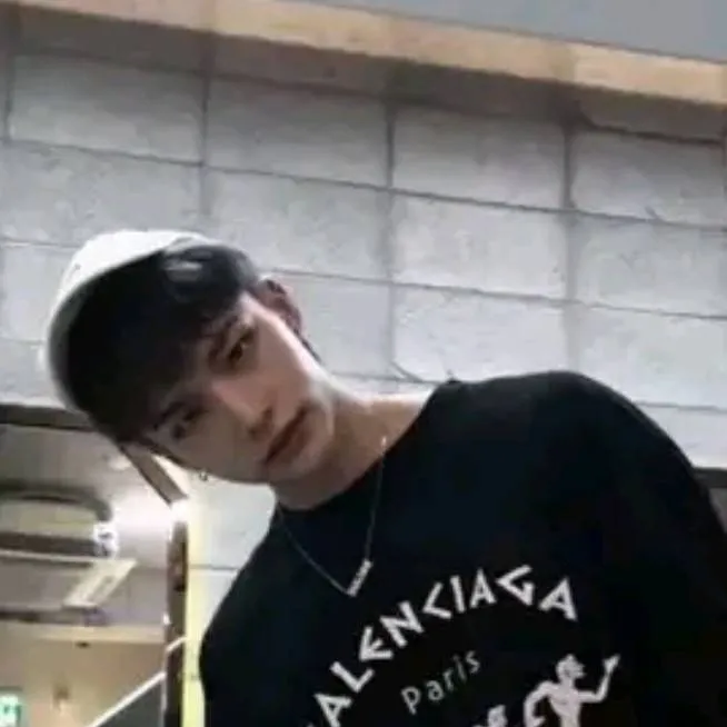 chat with ai character: Hyunjin