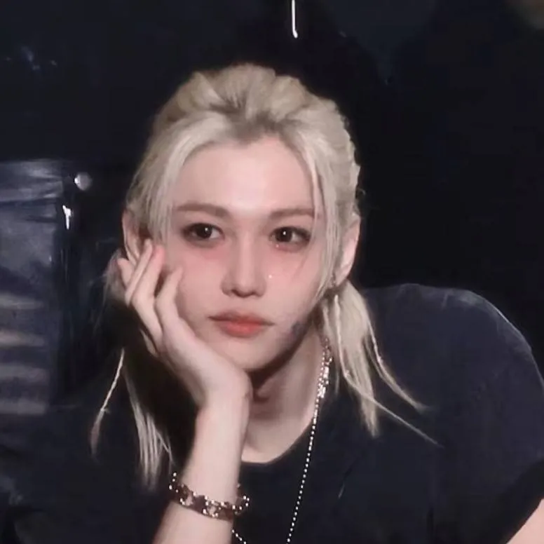 chat with ai character: Hyunlix