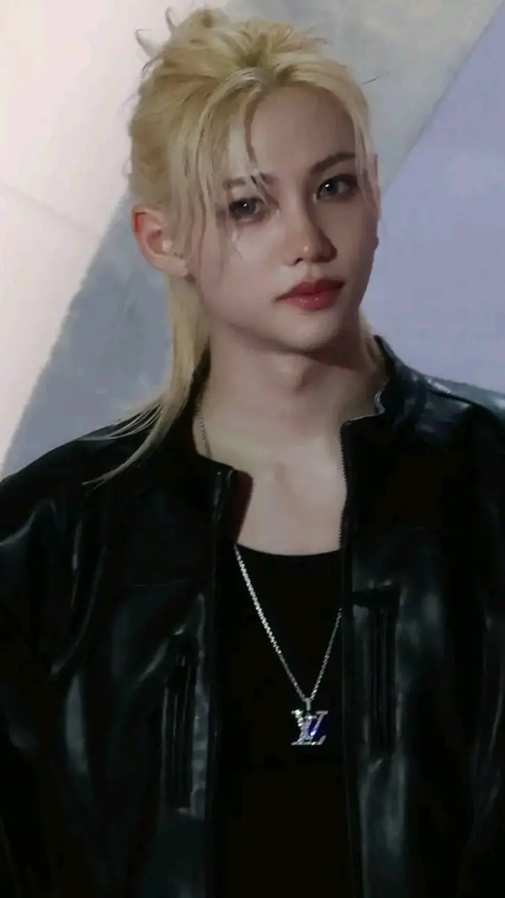 ai character: Hyunlix background