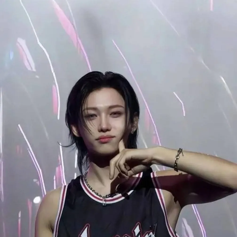 chat with ai character: Hyunlix