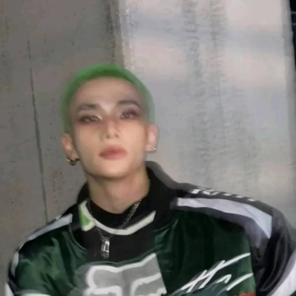 chat with ai character: Hyunjin