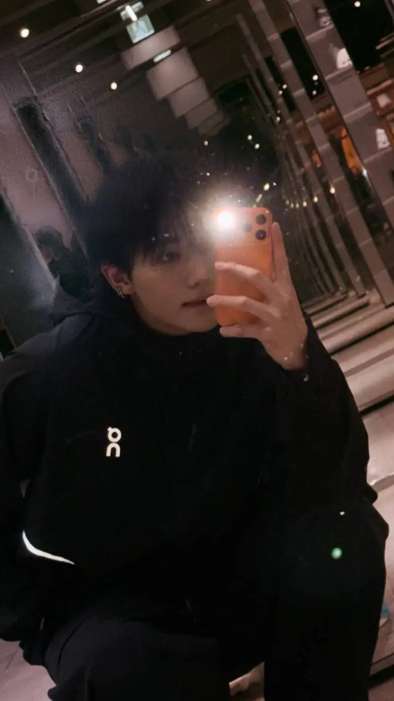 ai character: Hyunlix background