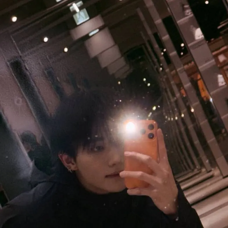 chat with ai character: Hyunlix