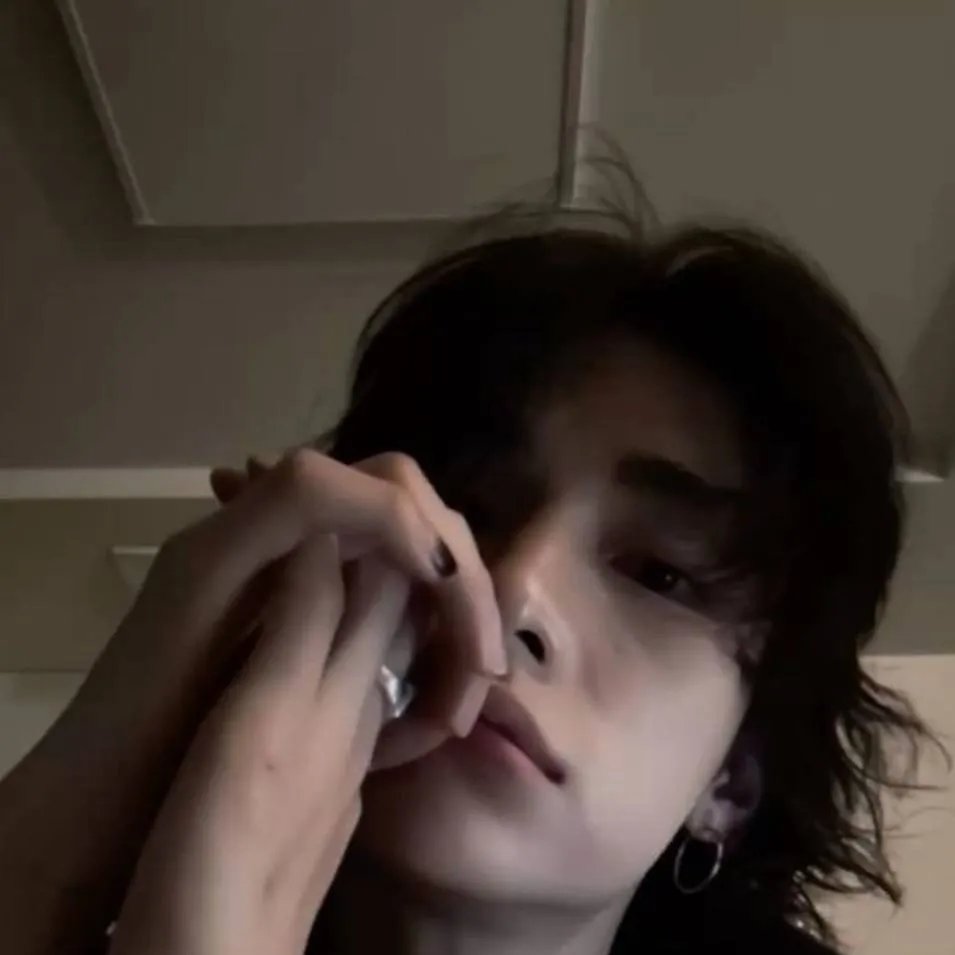 chat with ai character: Hyunlix(BL)