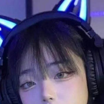 chat with ai character: ~•••Evelyn•••~