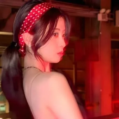 chat with ai character: Daniela