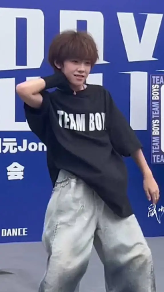 ai character: 🔥Len- -yun🔥 background