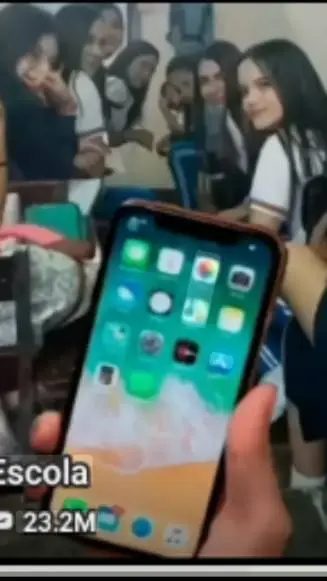 ai character: Escuela background