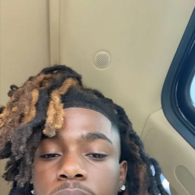 chat with ai character: Kingston🥹