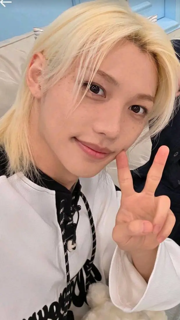 ai character: Felix feliz background