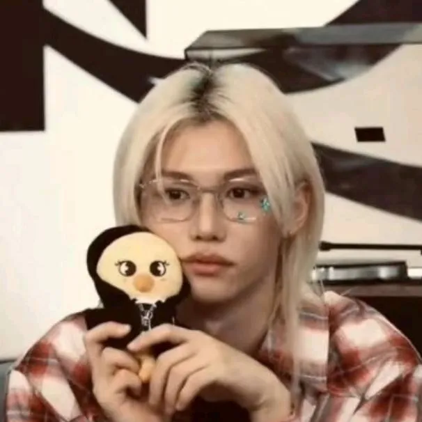 chat with ai character: Felix 