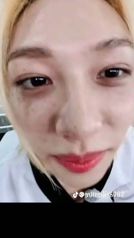 ai character: El chismoso background