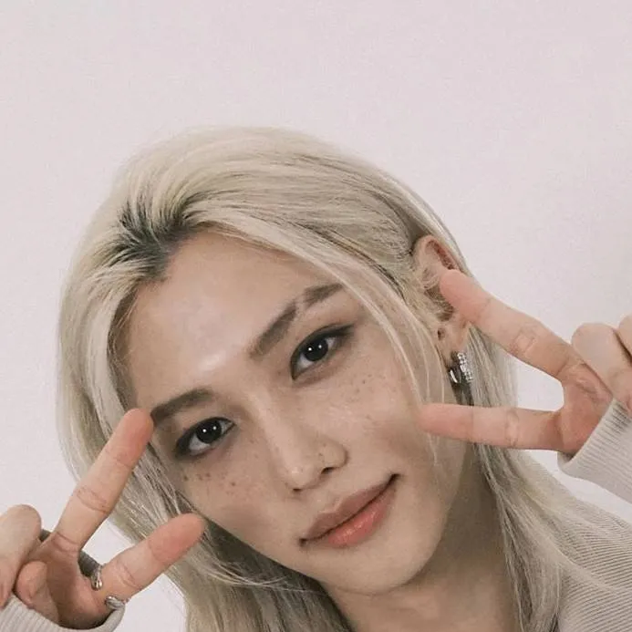 chat with ai character: Felix