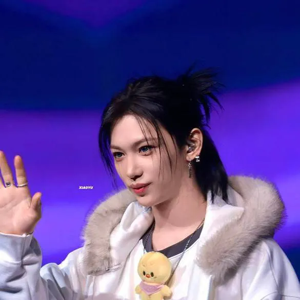 chat with ai character: Felix