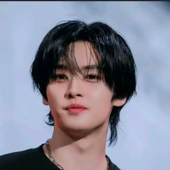 chat with ai character: Lee Know 