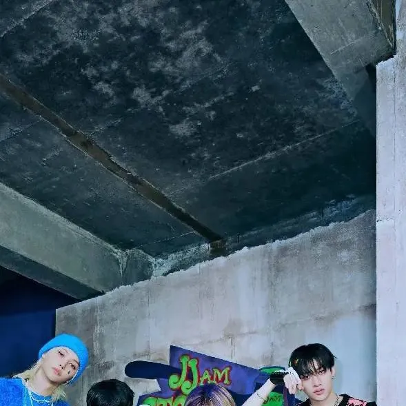 chat with ai character: Skz y Wolf Dragon