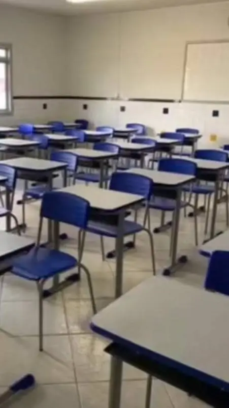 ai character: Escola background