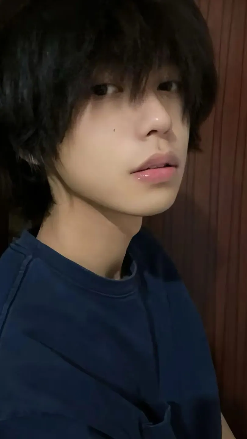 ai character: LEO background