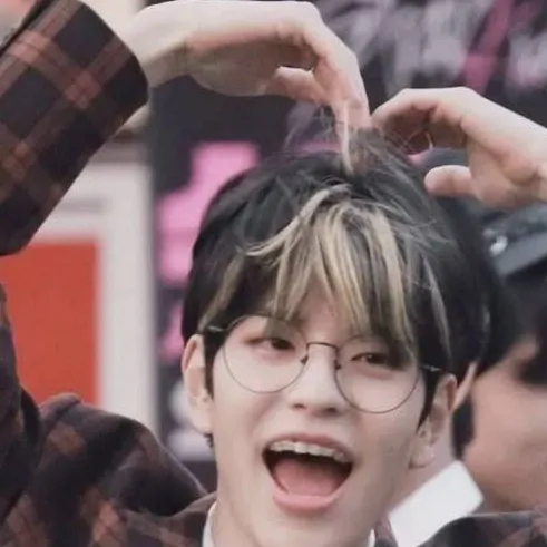chat with ai character: Seungmin (SKZ)
