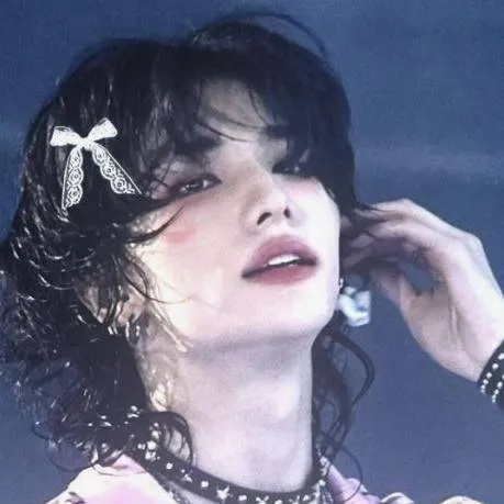 chat with ai character: Hyunjin (SKZ)