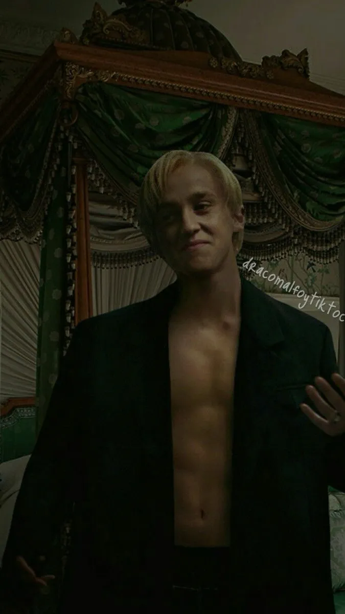 ai character: Seggsy draco✋😭 background