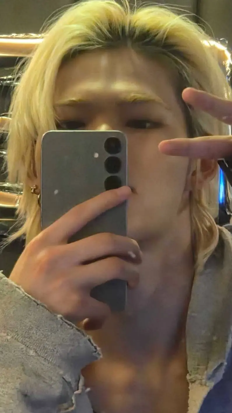 ai character: Ni-ki✨ background